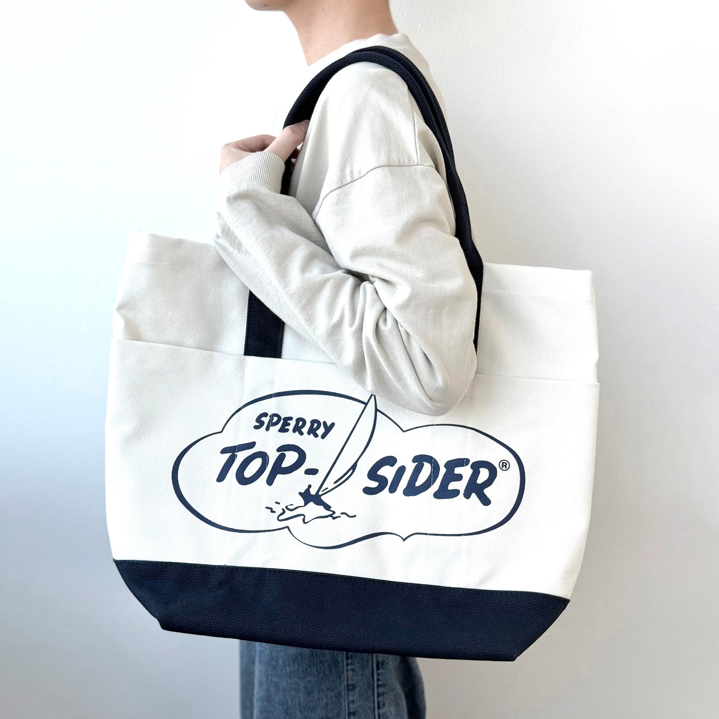 กระเป๋าโท้ท Essential Tote Bag